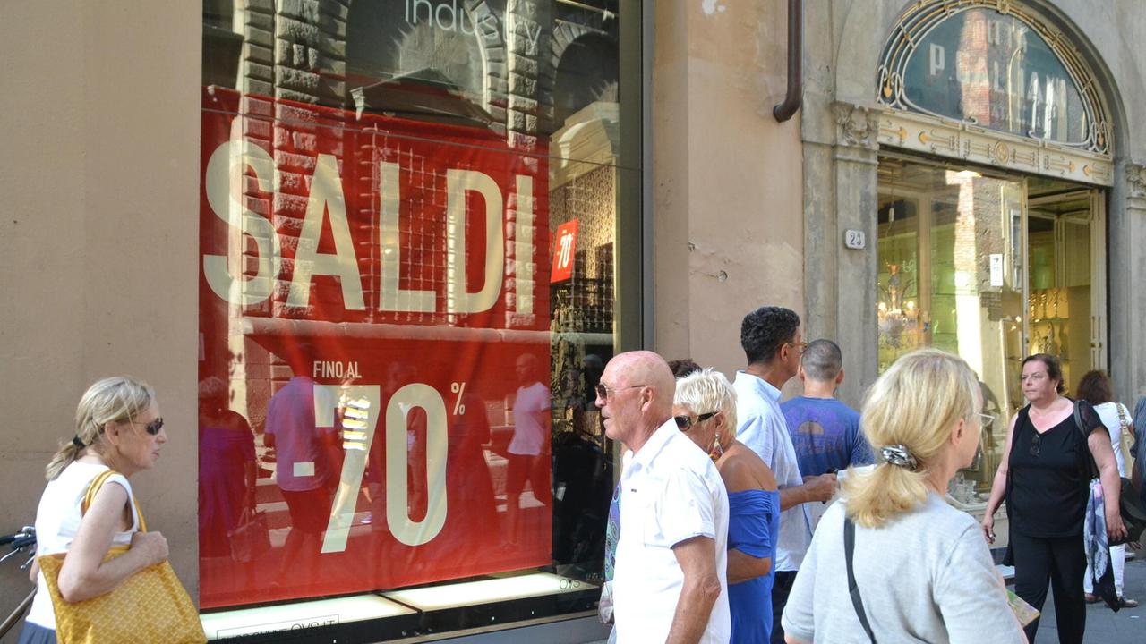 Saldi, gli operatori frenano: troppo presto