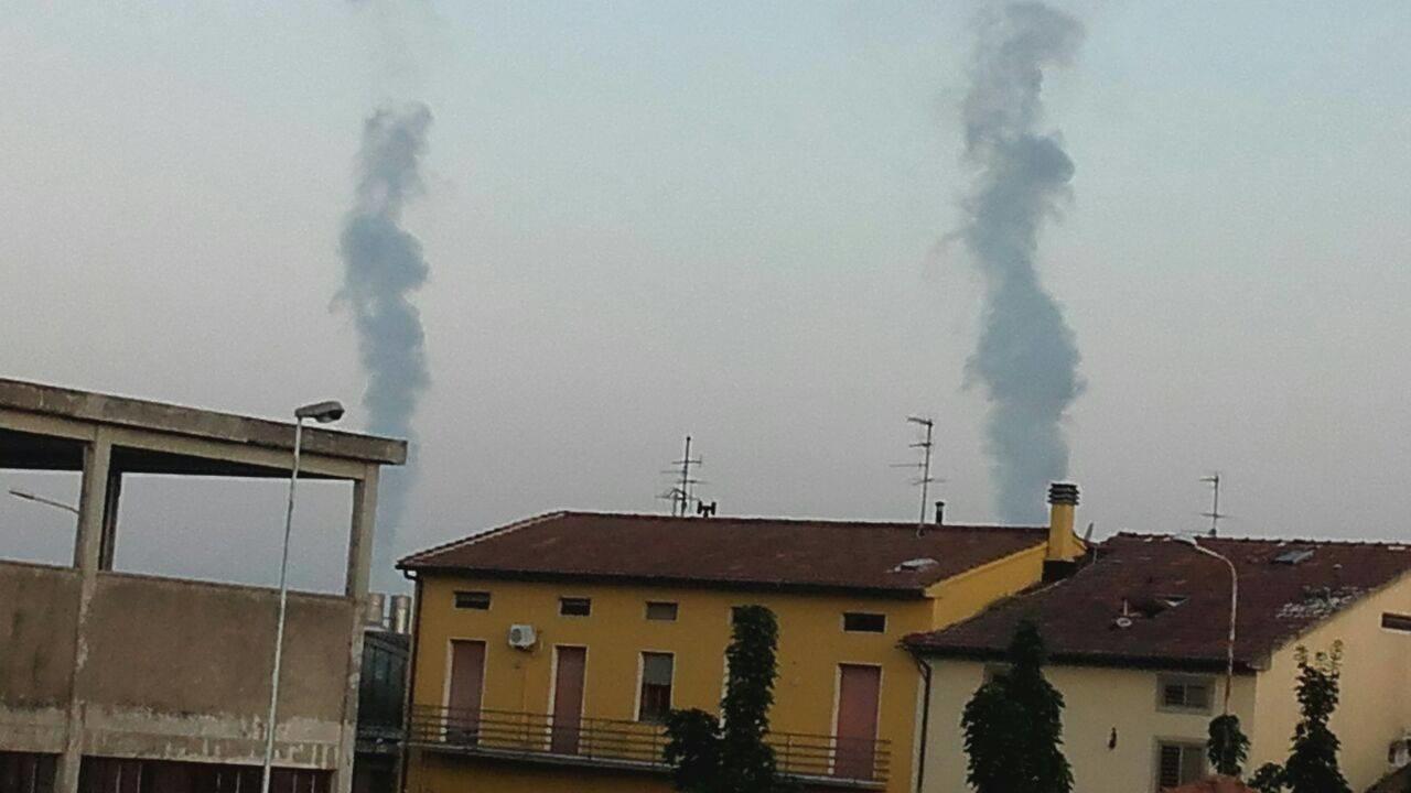 Le colonne di fumo che si alzano dalla stamperia
