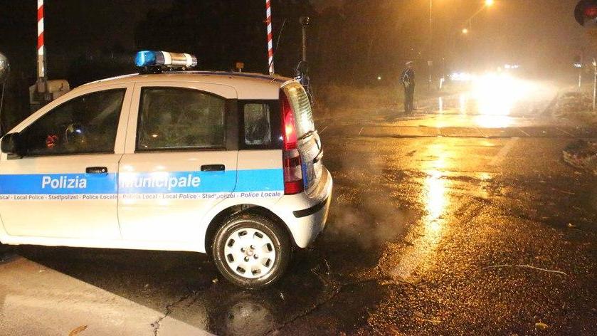 Reggio Emilia: provoca lo schianto e poi fugge