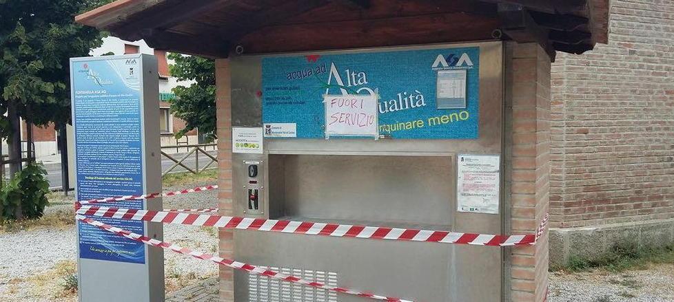 Vandali mettono fuori uso la fontanella