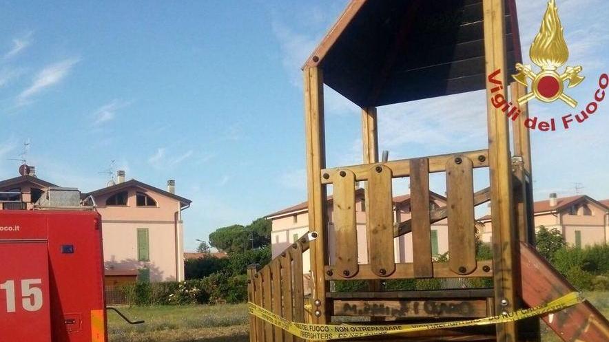 Appiccato incendio al parco giochi