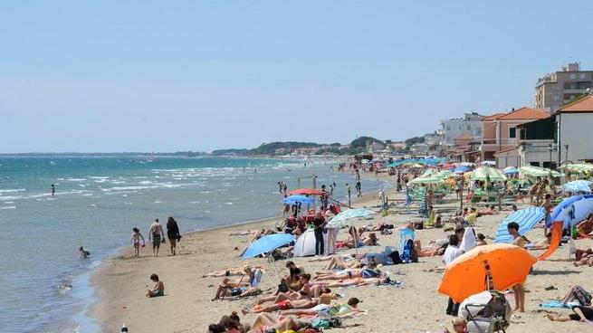 Pulizia sette giorni su sette per la spiaggia di Follonica