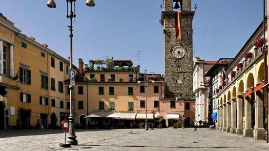 Rivoluzione traffico a Pontremoli Via Garibaldi vietata alle auto
