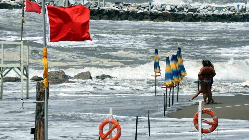 Spariti 20 metri di spiaggia «Lavori antierosione subito» 