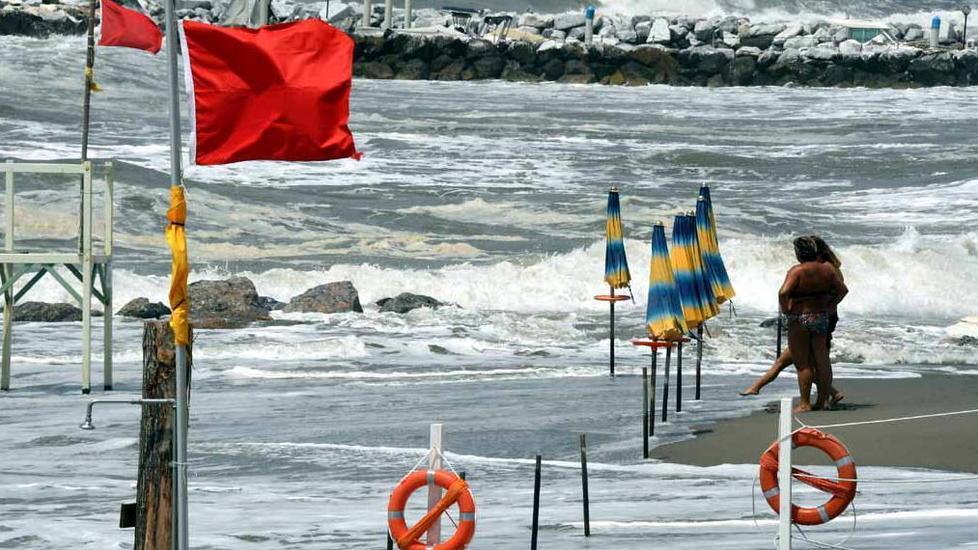 Spariti 20 metri di spiaggia «Lavori antierosione subito»
