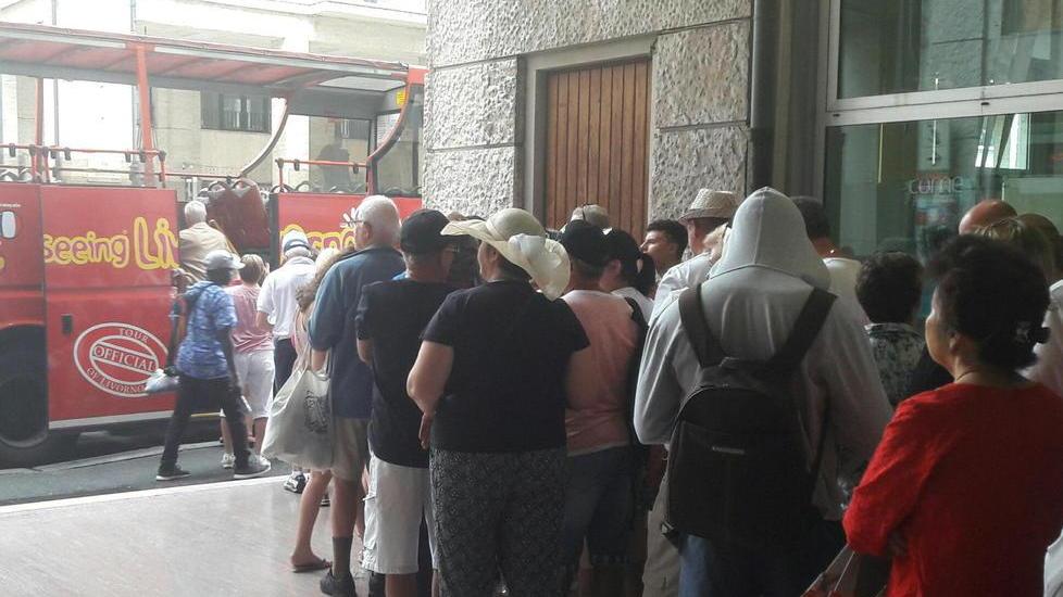 L’assaggio dal bus piace agli stranieri «Posti bellissimi»