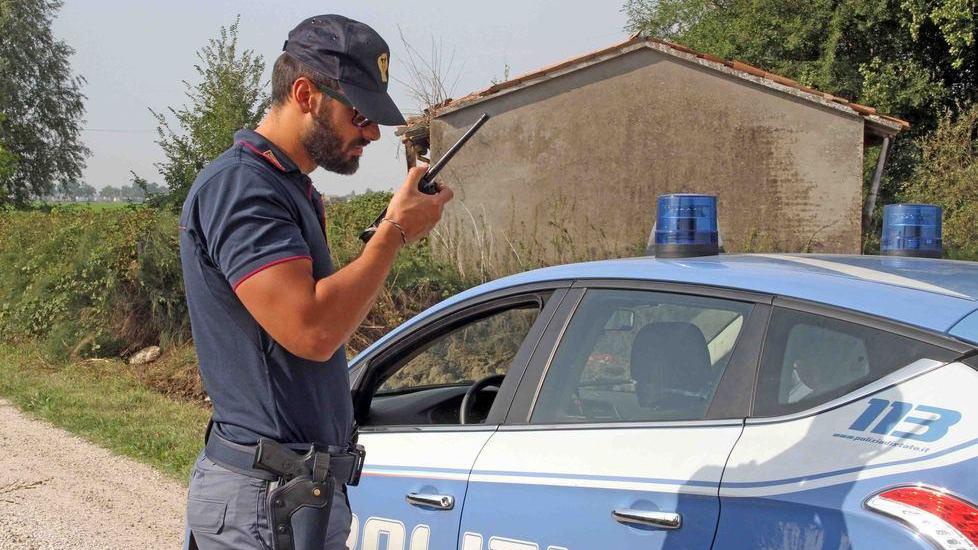 «La pensione per la droga» Pugni e calci alla madre