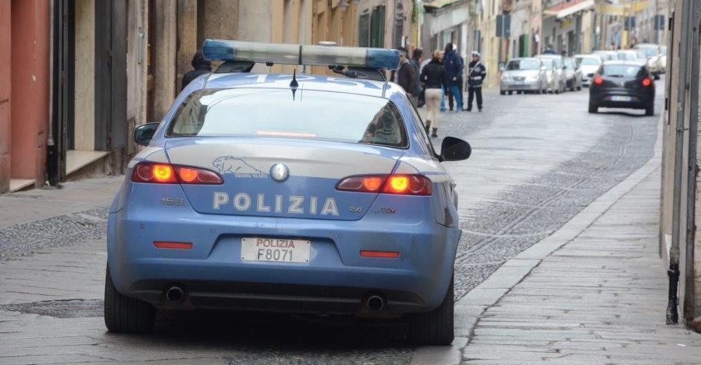 Ruba caffè e spintona il proprietario: 49enne denunciato
