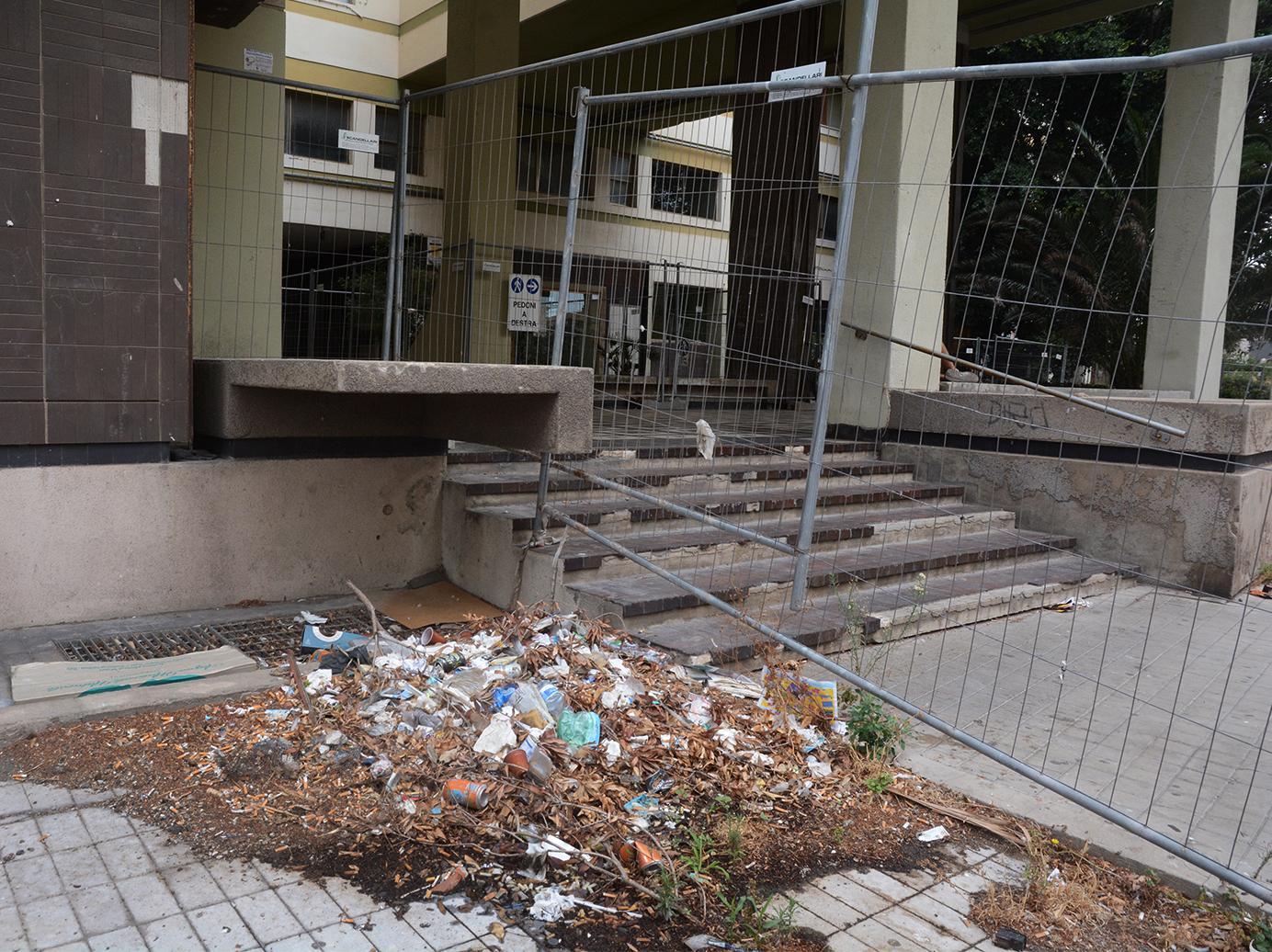 Degrado, sporcizia e animali morti nel cantiere dei Saia 