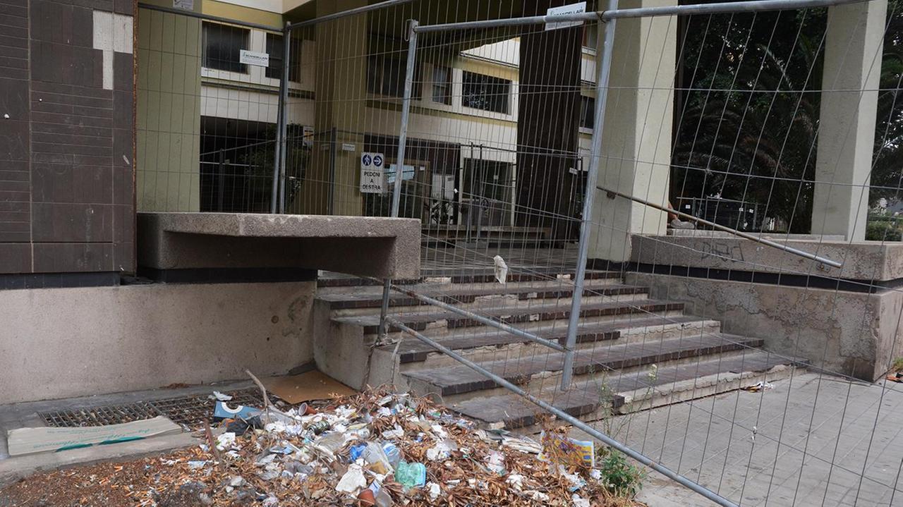 Degrado, sporcizia e animali morti nel cantiere dei Saia