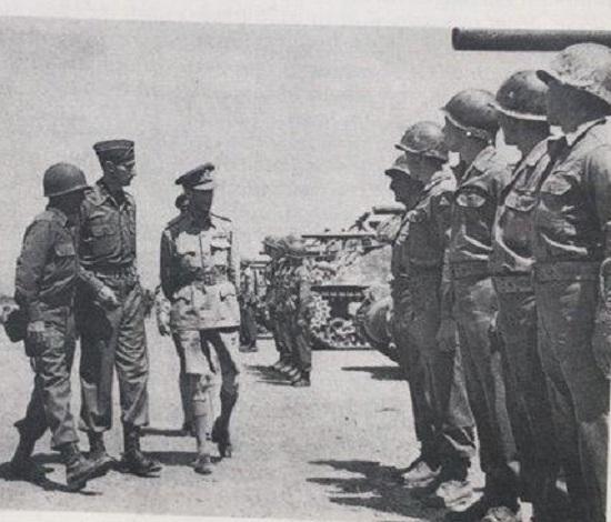 I militari di alcuni Sherman passati in rassegna (foto in esposizione al circolo Il Fitto)