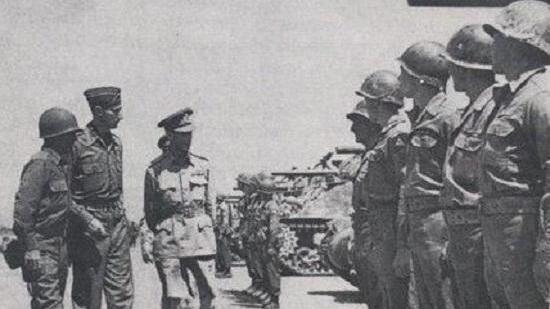 I militari di alcuni Sherman passati in rassegna (foto in esposizione al circolo Il Fitto)