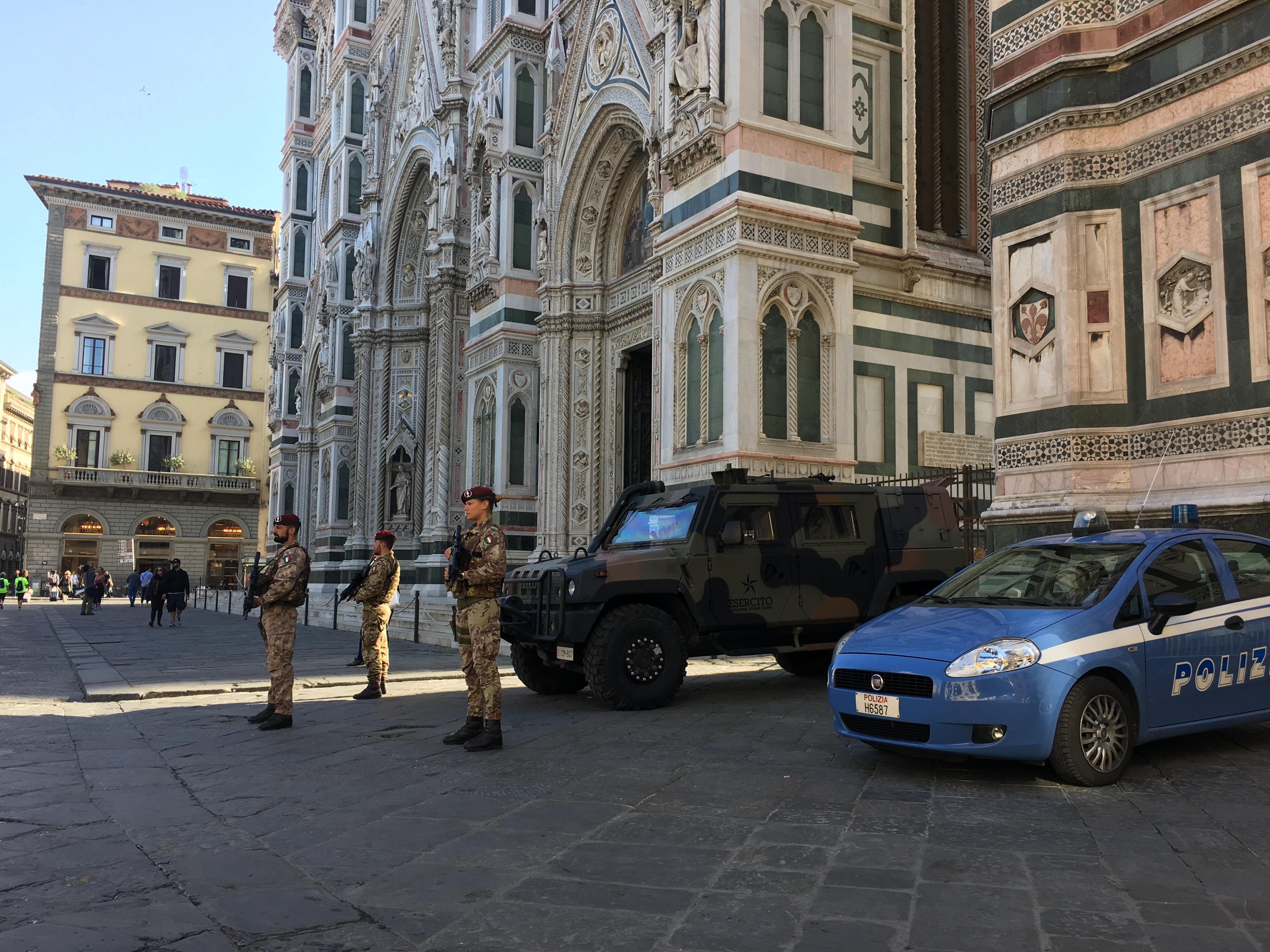 Forze dell'ordine fuori dal duomo di Firenze (foto d'archivio)