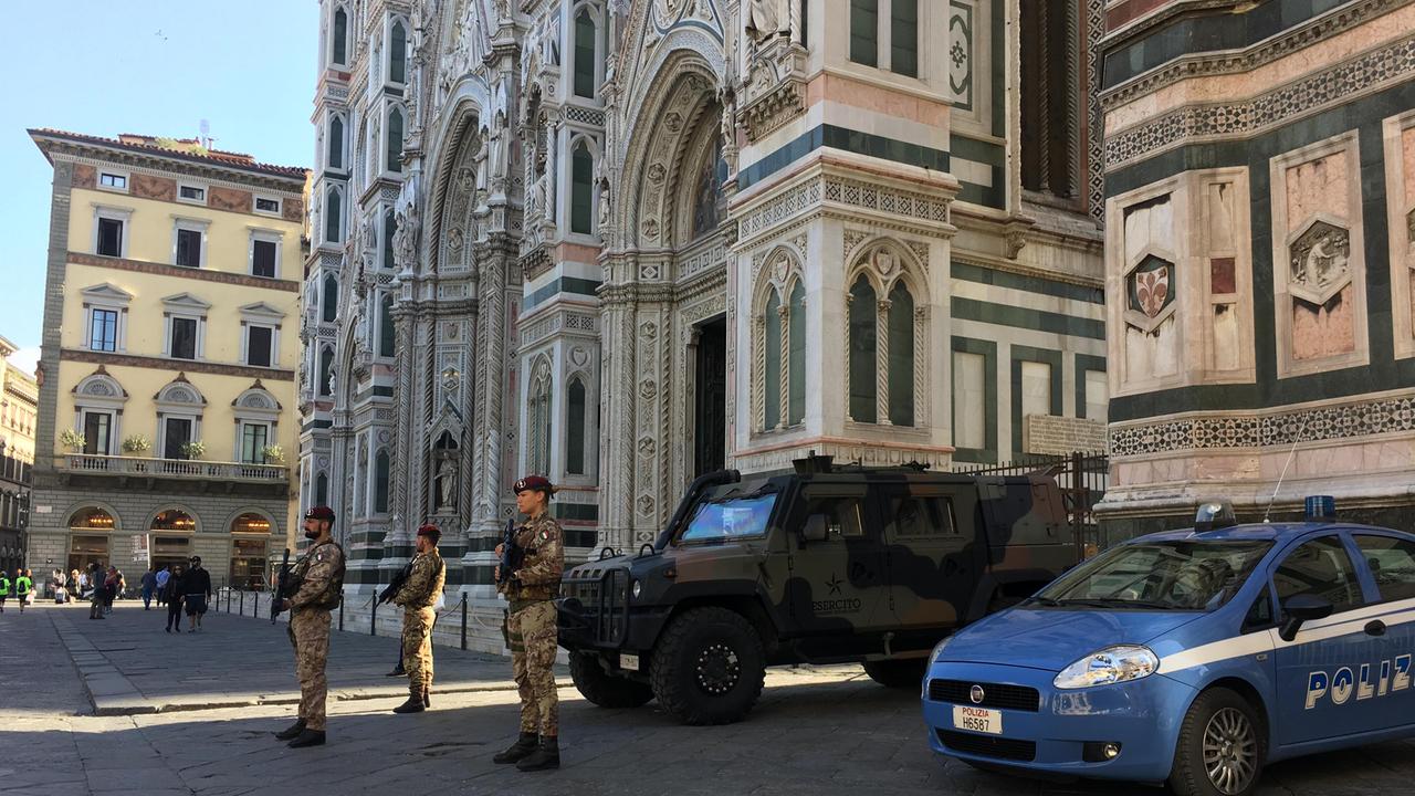 Forze dell'ordine fuori dal duomo di Firenze (foto d'archivio)
