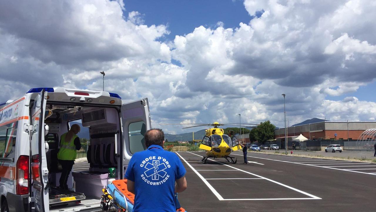 Gli uomini della Croce d'oro consegnano il ferito all'equipe di Pegaso