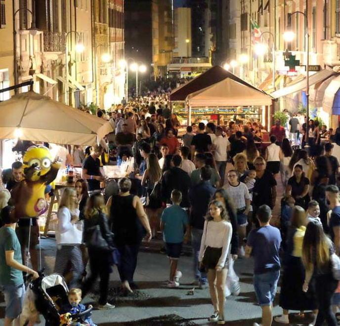 Che bella la Notte bianca di Massa:  arte, luce, musica  e migliaia di persone  