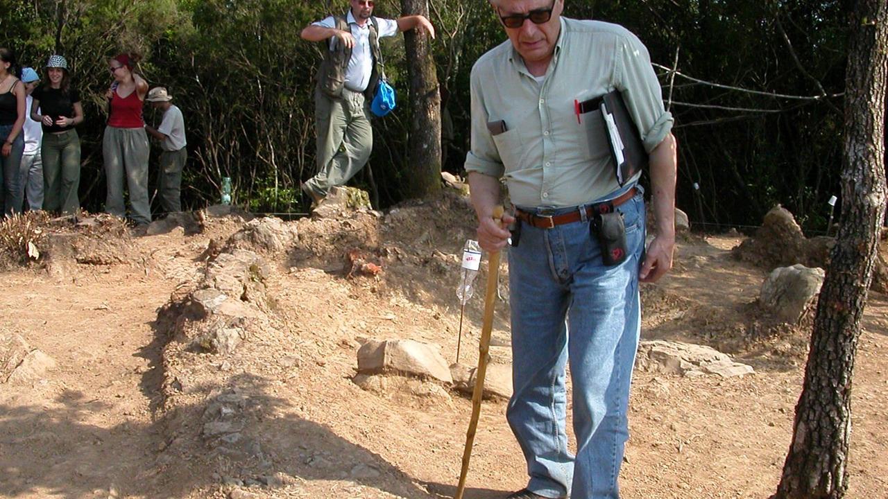 Il professor Giovannangelo Camporeale tra gli scavi al lago dell'Accesa