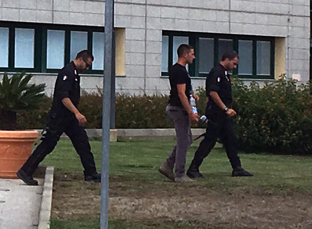 Gianluca Gusinu esce dall'ospedale di Olbia accompagnato dai carabinieri