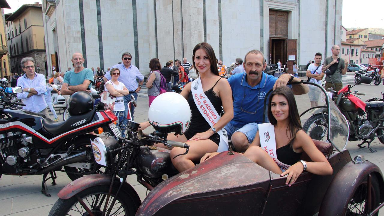 Il raduno di auto e moto d'epoca (con miss) in piazza delle Carceri