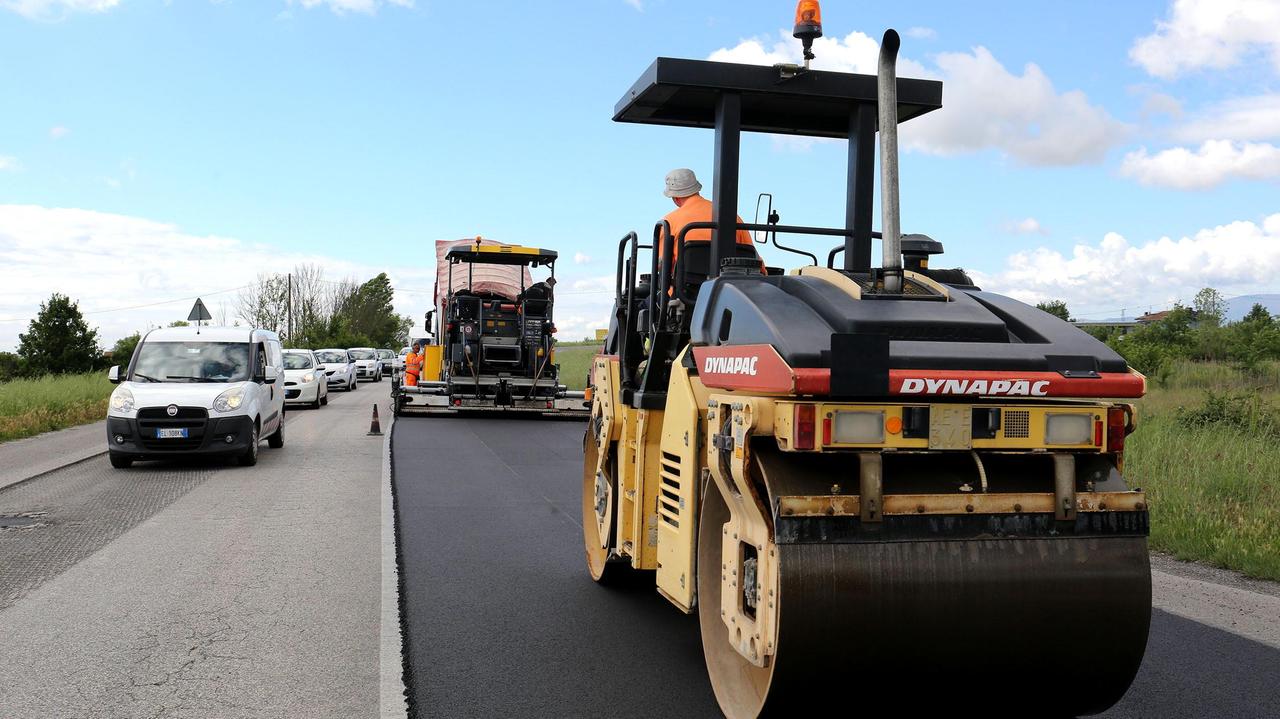 I lavori di riasfaltatura della Camprcioni eseguiti nel mese di maggio (Foto Nucci)