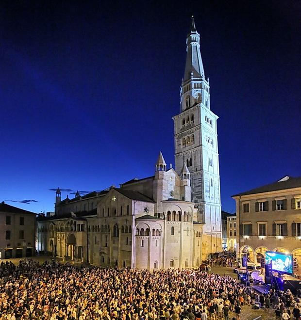 Modena, il cuore della città batte forte e canta  