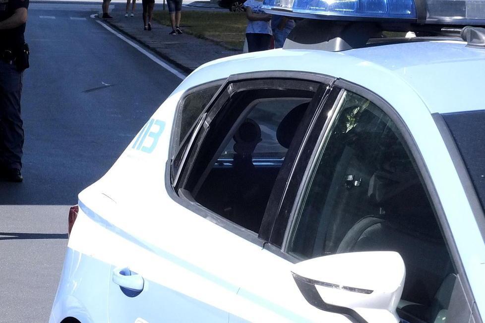 Dopo la rissa spacca il vetro di una volante