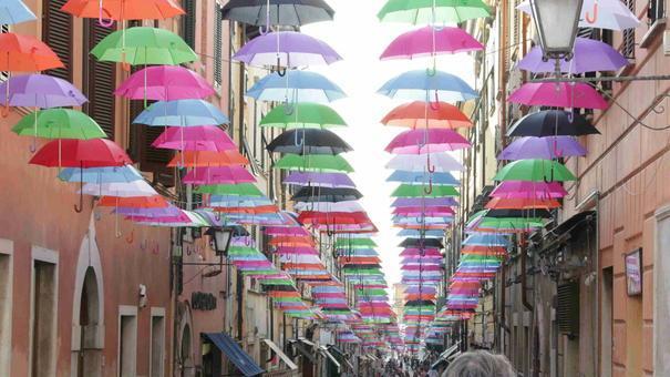 Niente ombrelli volanti lungo via Garibaldi