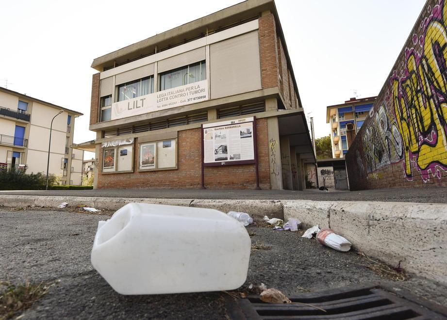 Scritte e rifiuti al Piazzalone «Indecoroso, fate qualcosa»