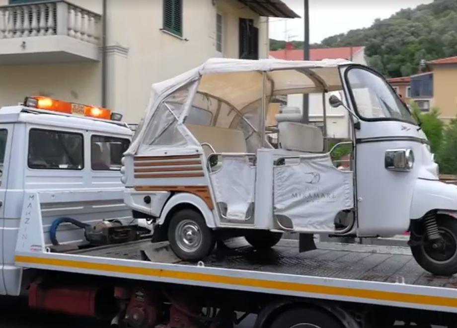 Corsa folle: tradito dalla maglietta strappata 