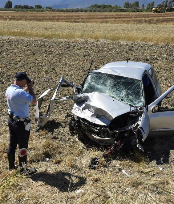 Tragico frontale Muore una donna 