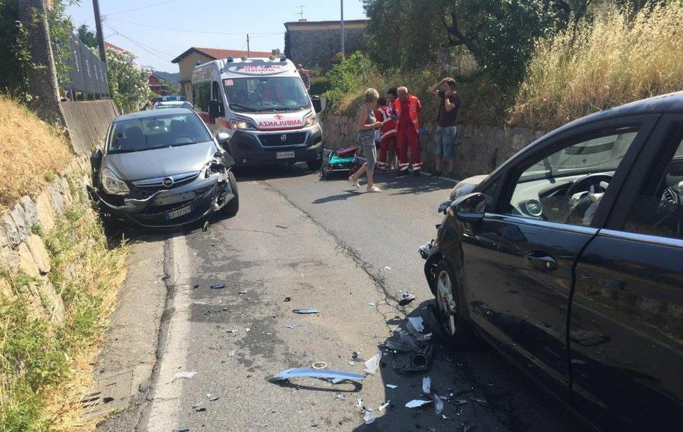 Guida contromano e provoca un incidente 