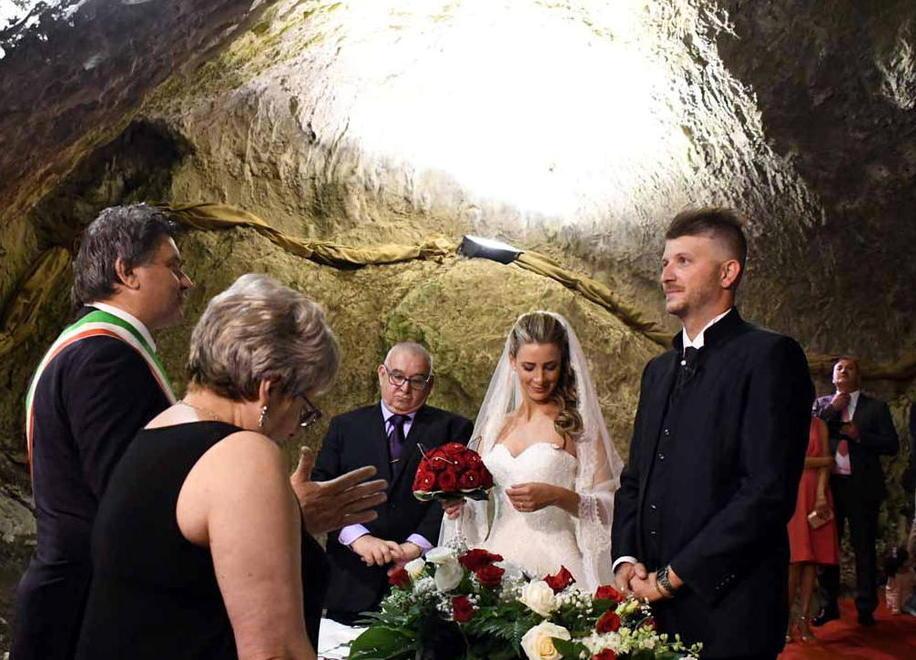 Camila e Stefano sposi nella Buca: così Equi va a nozze  - Video
