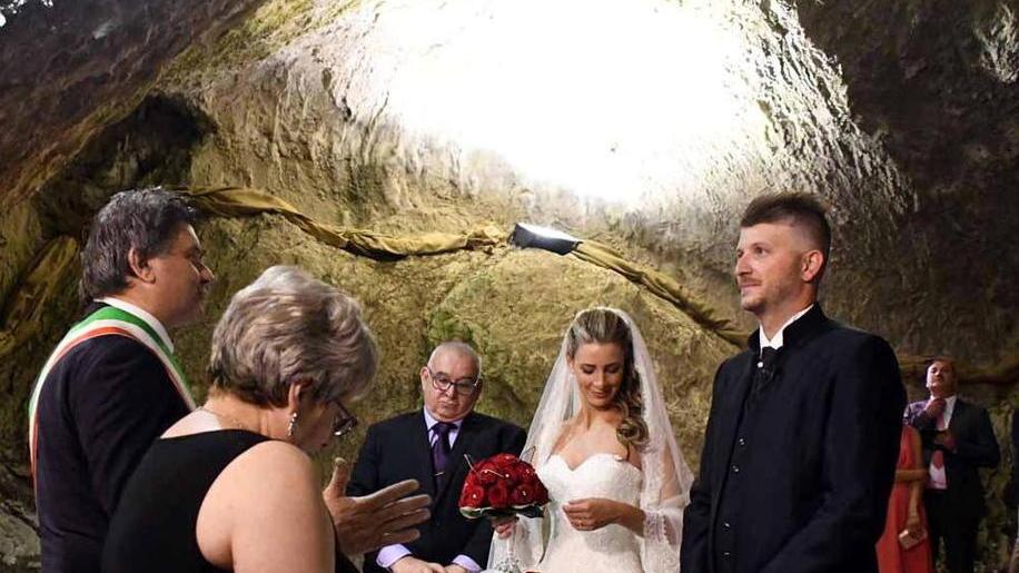 Camila e Stefano sposi nella Buca: così Equi va a nozze - Video