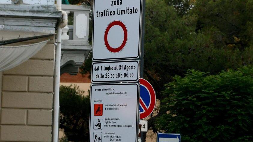 Castiglioncello, via alla Ztl Piazza chiusa fino alle 2