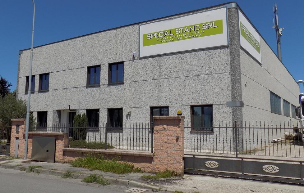 Operaio travolto dai pannelli che stava dipingendo