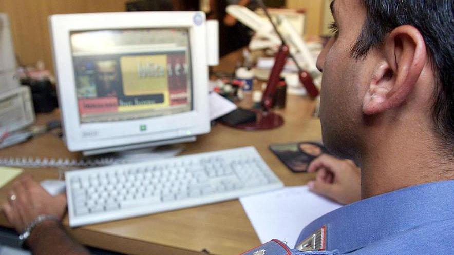 «Pagami o dico che chatti coi minorenni e li adeschi»