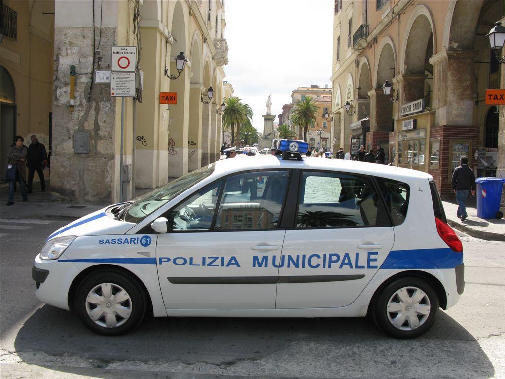 La stazione mobile della polizia locale in piazza Castello