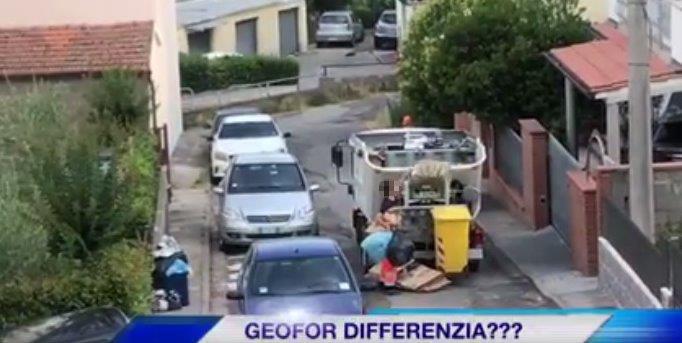 Operatore raccoglie rifiuti alla rinfusa, smascherato da un video 