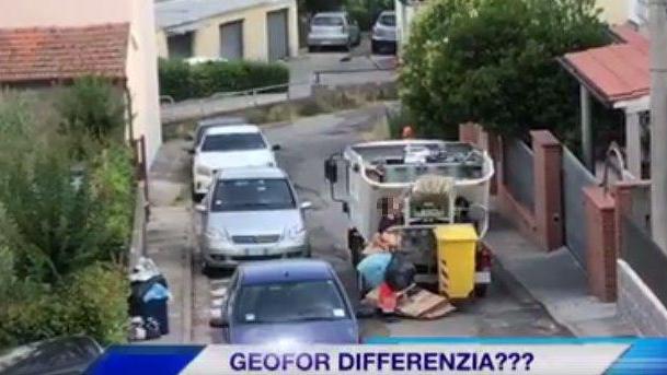 Operatore raccoglie rifiuti alla rinfusa, smascherato da un video
