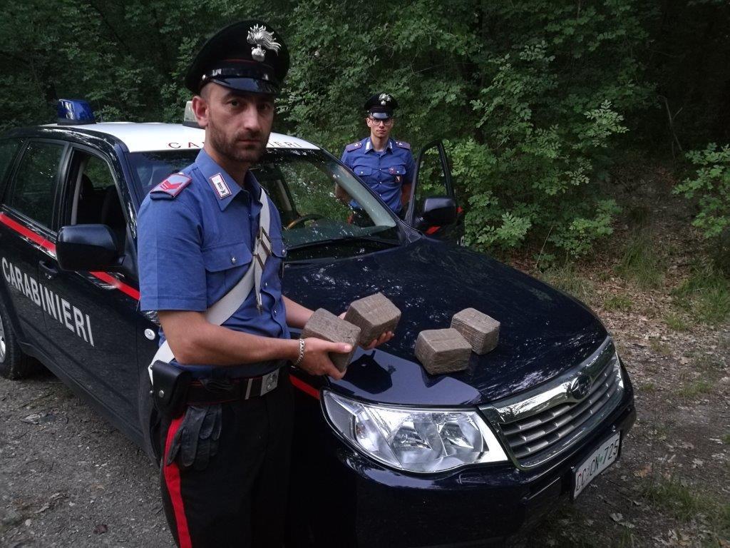 I carabinieri di Vaiano con i panetti di hashish sequestrati 