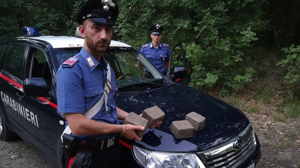 I carabinieri di Vaiano con i panetti di hashish sequestrati