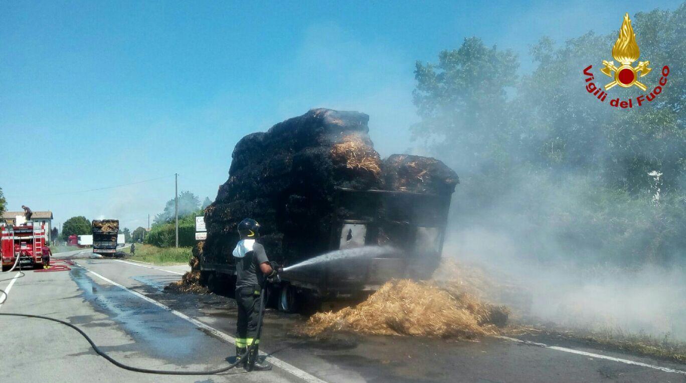 In fiamme autotreno carico di rotoballe di fieno