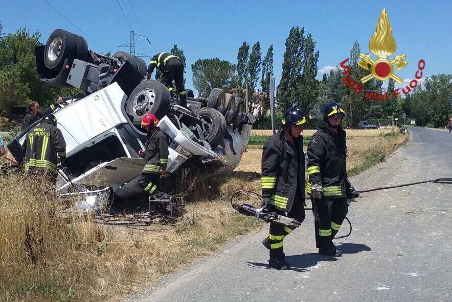 Autocisterna va fuori strada lungo la Volterrana: grave l'autista - Video