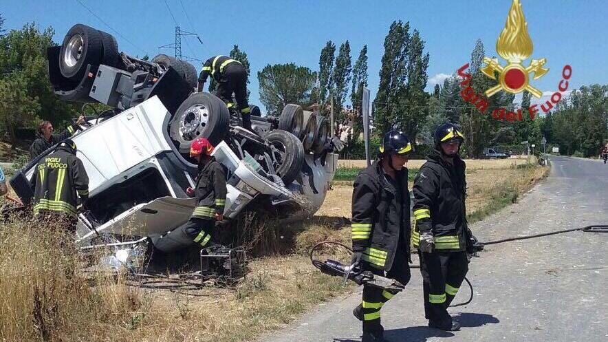 Autocisterna va fuori strada lungo la Volterrana: grave l'autista - Video