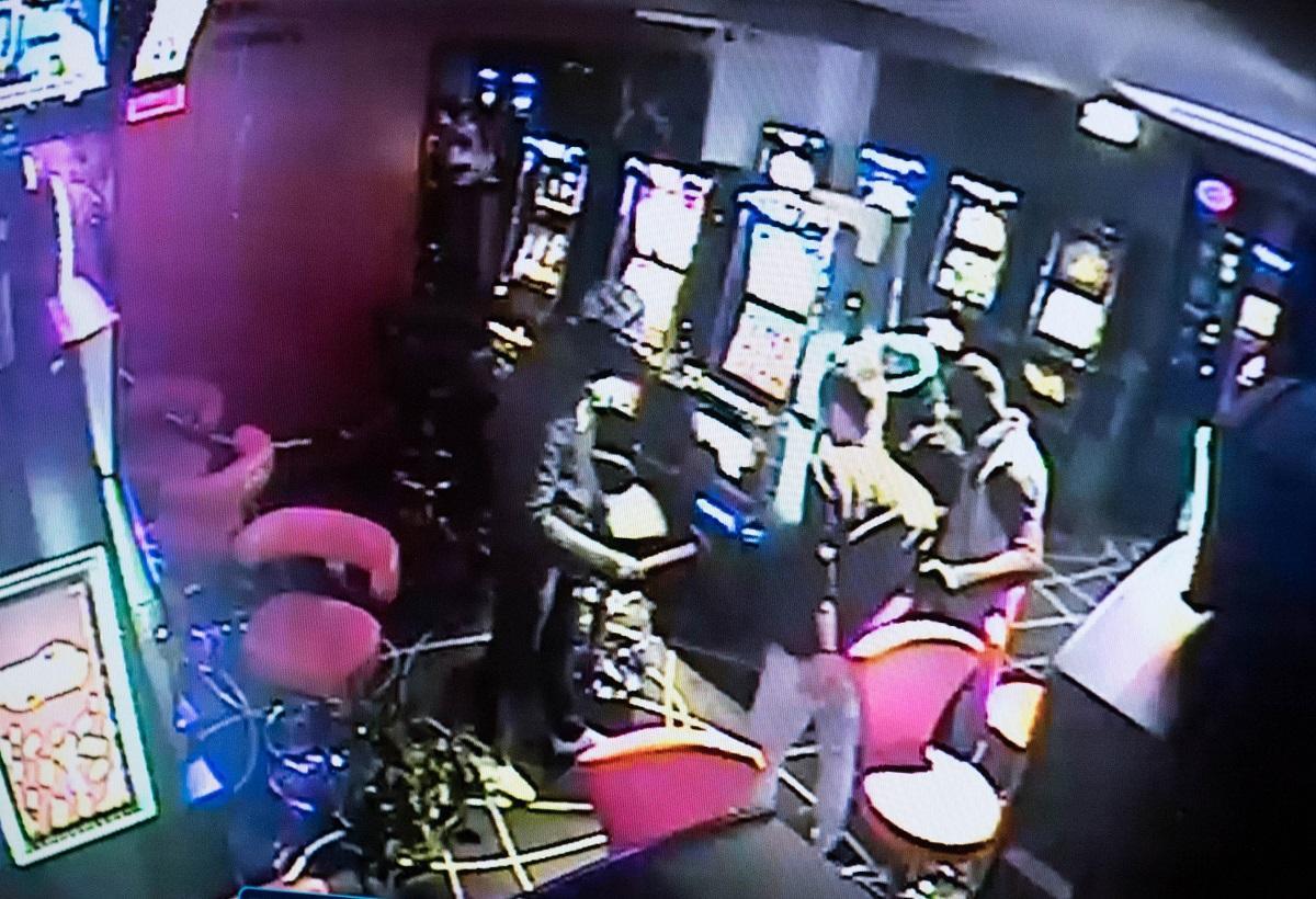 Un momento della rapina alla sala slot di Lunata