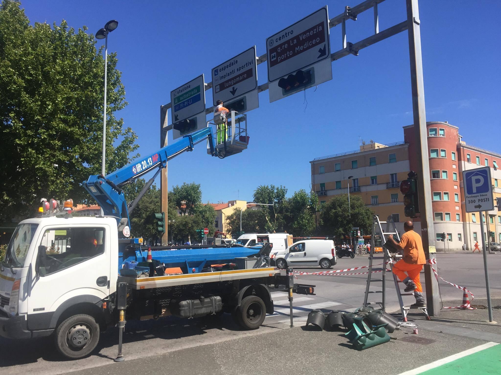 Lavori ai semafori dell'incrocio viale Carducci-Aurelia: traffico in tilt