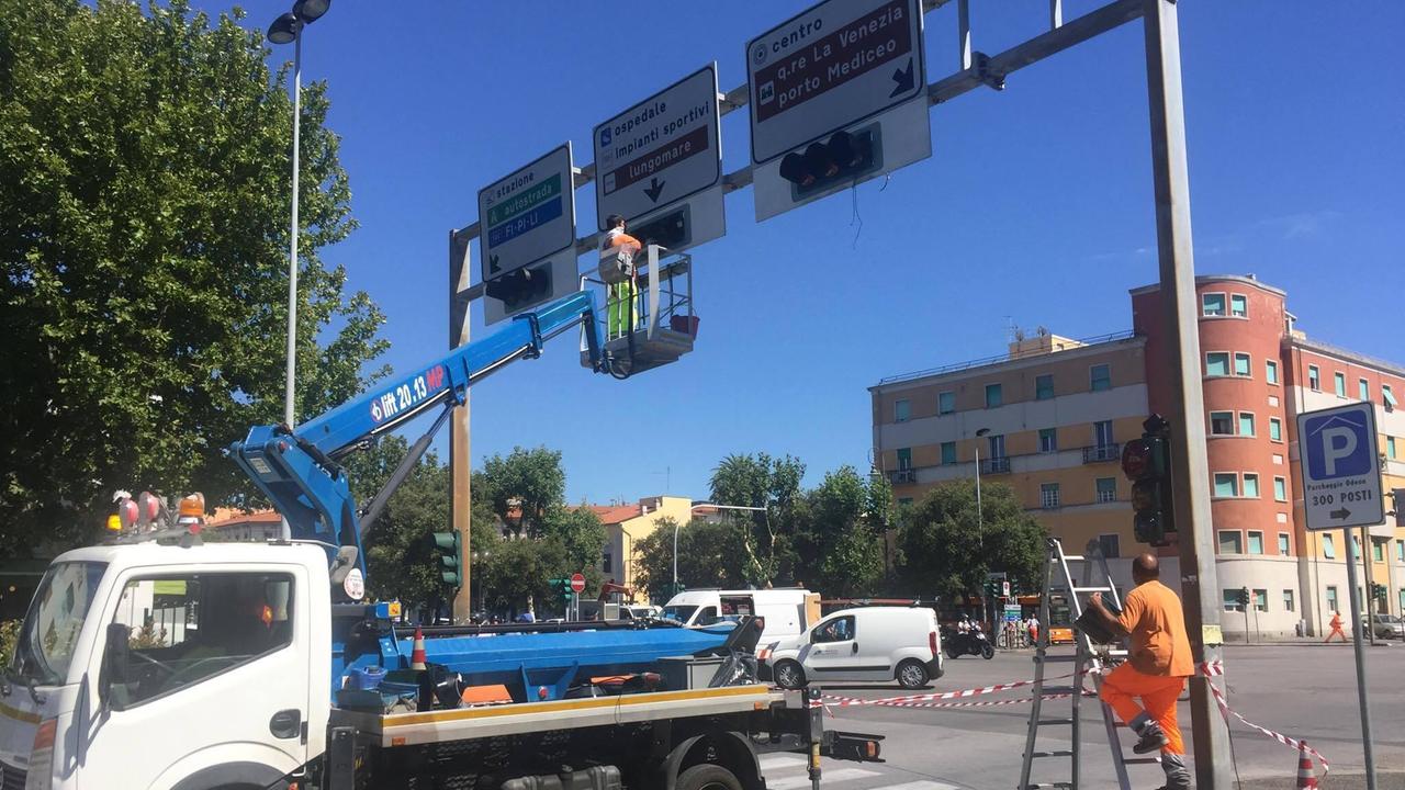 Lavori ai semafori dell'incrocio viale Carducci-Aurelia: traffico in tilt