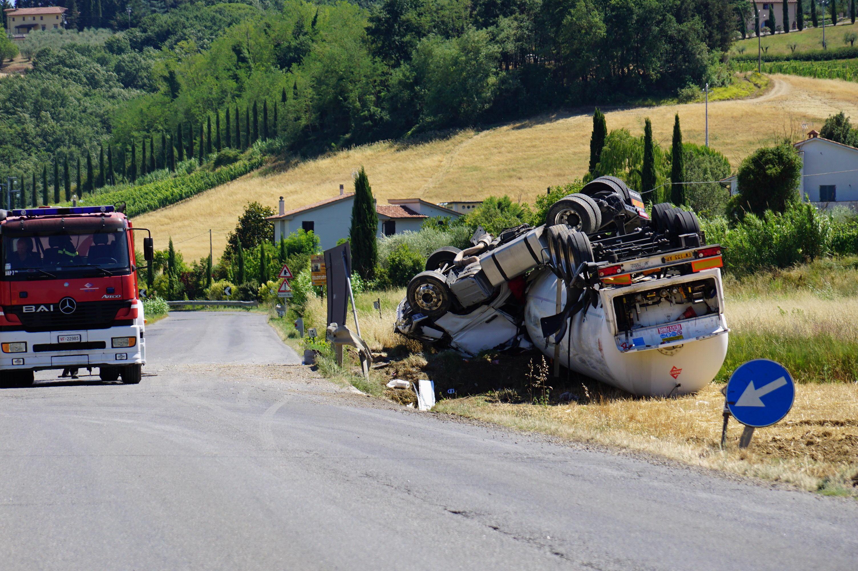 Il camion ribaldato a Terricciola
