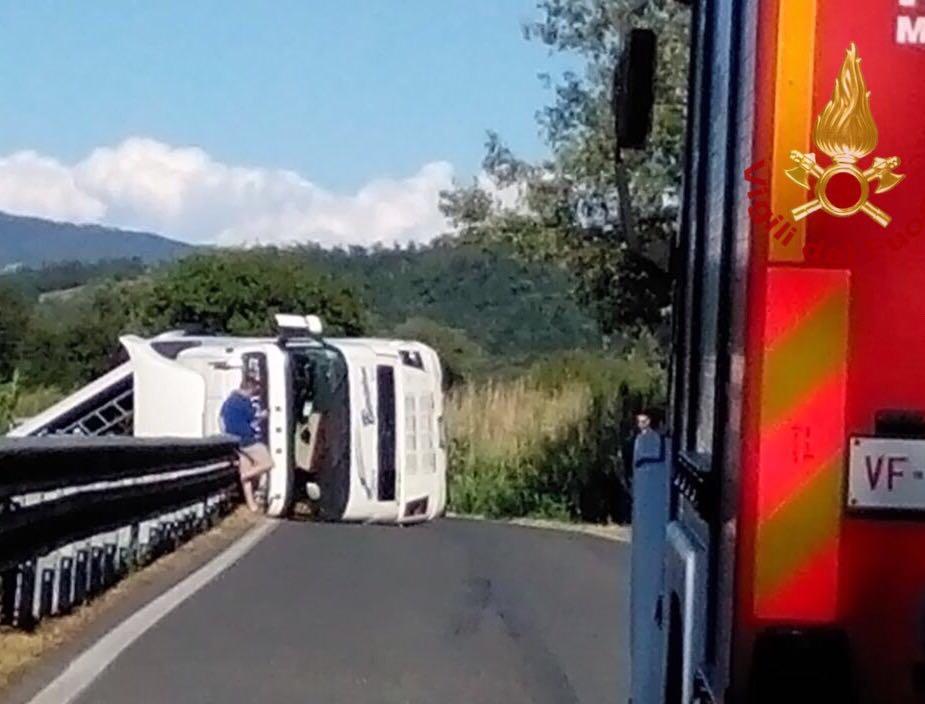 Il camion sulla 439 per Volterra
