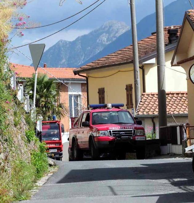 Si getta dal ponte, salva perché si impiglia tra i rovi 